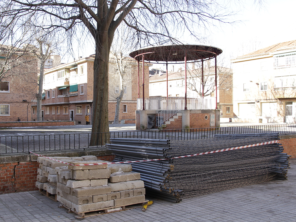 Vallas apiladas en uno de los extremos de la plaza de la Morería el pasado viernes. / Nerea Llorente