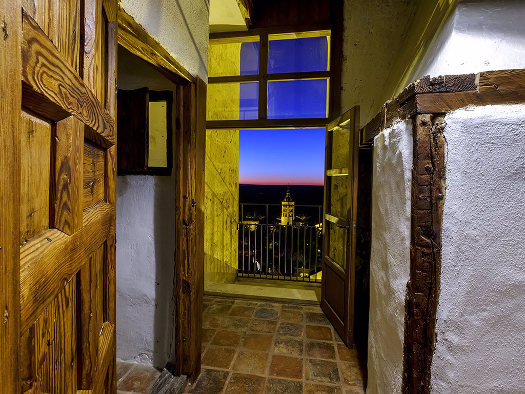 Desde la casa del campanero se ve una panorámica de toda la ciudad, en esta imagen, la torre de la iglesia de San Andrés al fondo. / EUROPA PRESS
La que fuese la casa del campanero de la catedral de Segovia se erige a 42 metros de altura sobre la ciudad. Situada a medio camino de la torre, a 60 escalones del campanario y 70 del suelo, este habitáculo de cuatro estancias daba cobijo a la familia del responsable de tañir este instrumento, que en el siglo XVI funcionaba a modo de boletín de noticias para advertir del descanso de los jornaleros, eucaristías, nacimientos, muertes e incluso de desastres naturales.

CULTURA 
CATEDRAL DE SEGOVIA