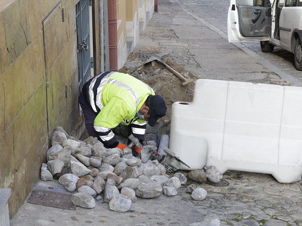 Un operario municipal trabaja en la avería que se produjo en la calle de Teodosio el Grande. / Nerea Llorente