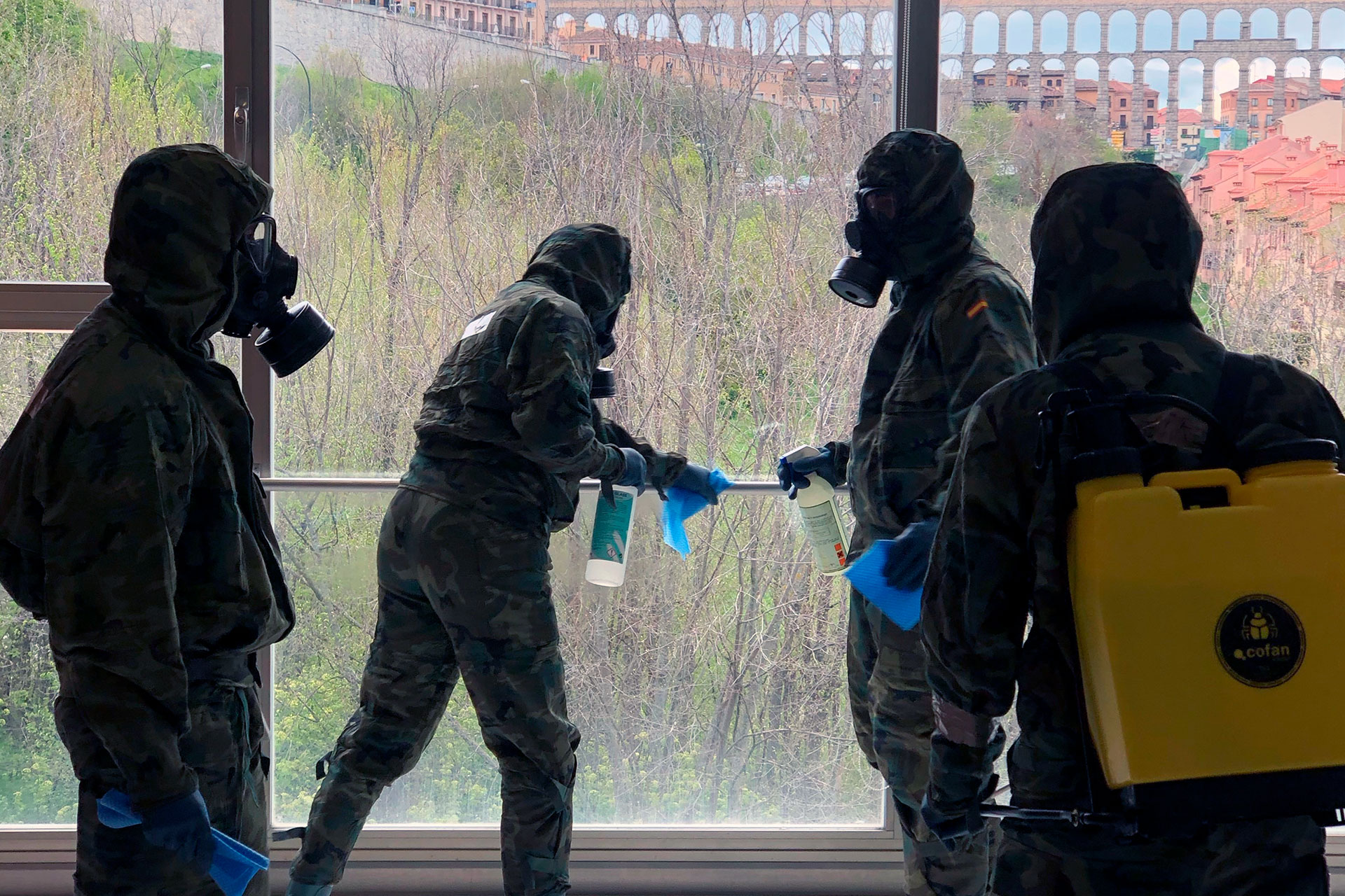 El personal de la Academia de Artillería ha colaborado en labores de desinfección de centros asistenciales. / KAMARERO