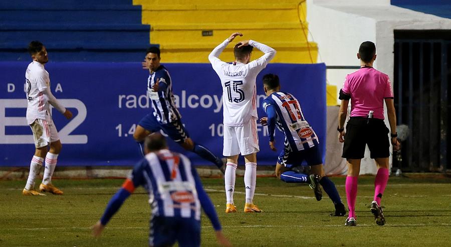 El centrocampista del Alcoyano Juanan Casanova (2i) celebra su gol, segundo del equipo ante el Real Madrid. / EFE