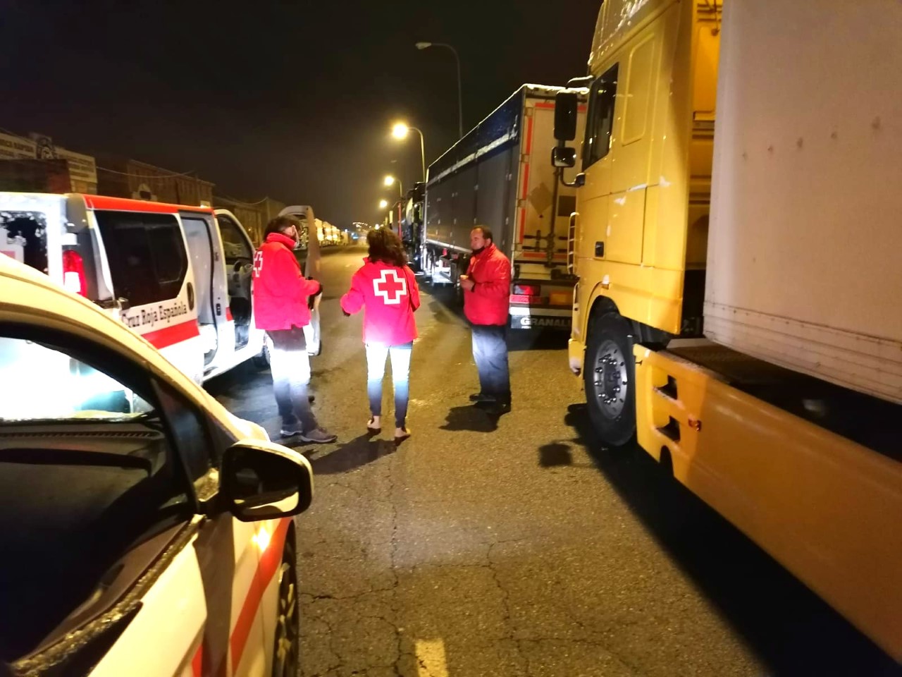 Atención de Cruz Roja a camioneros en Hontoria. / EL ADELANTADO
