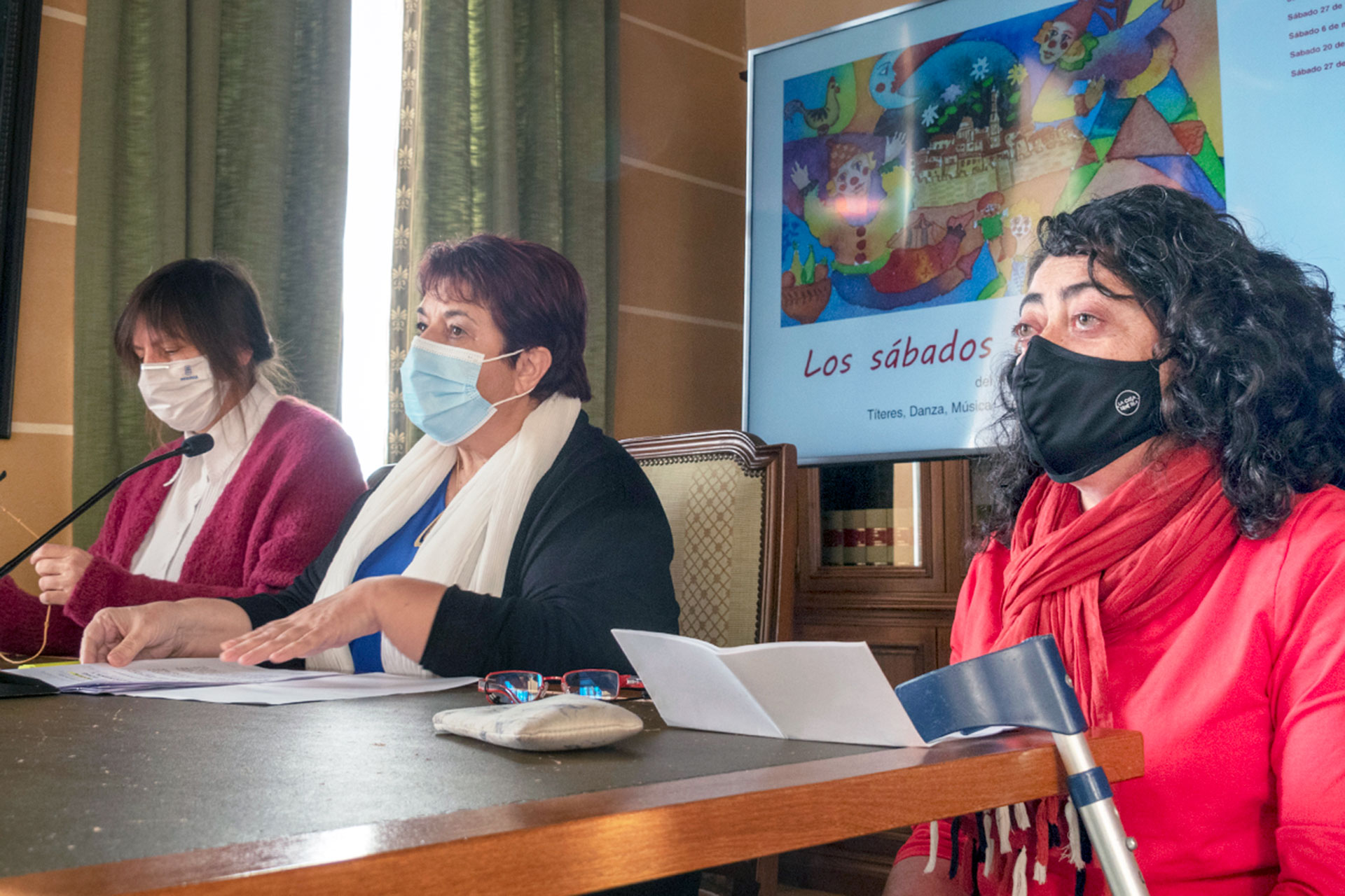 La concejala Gina Aguiar, la alcaldesa y Marta Cantero, directora de Paladio Arte. / Kamarero