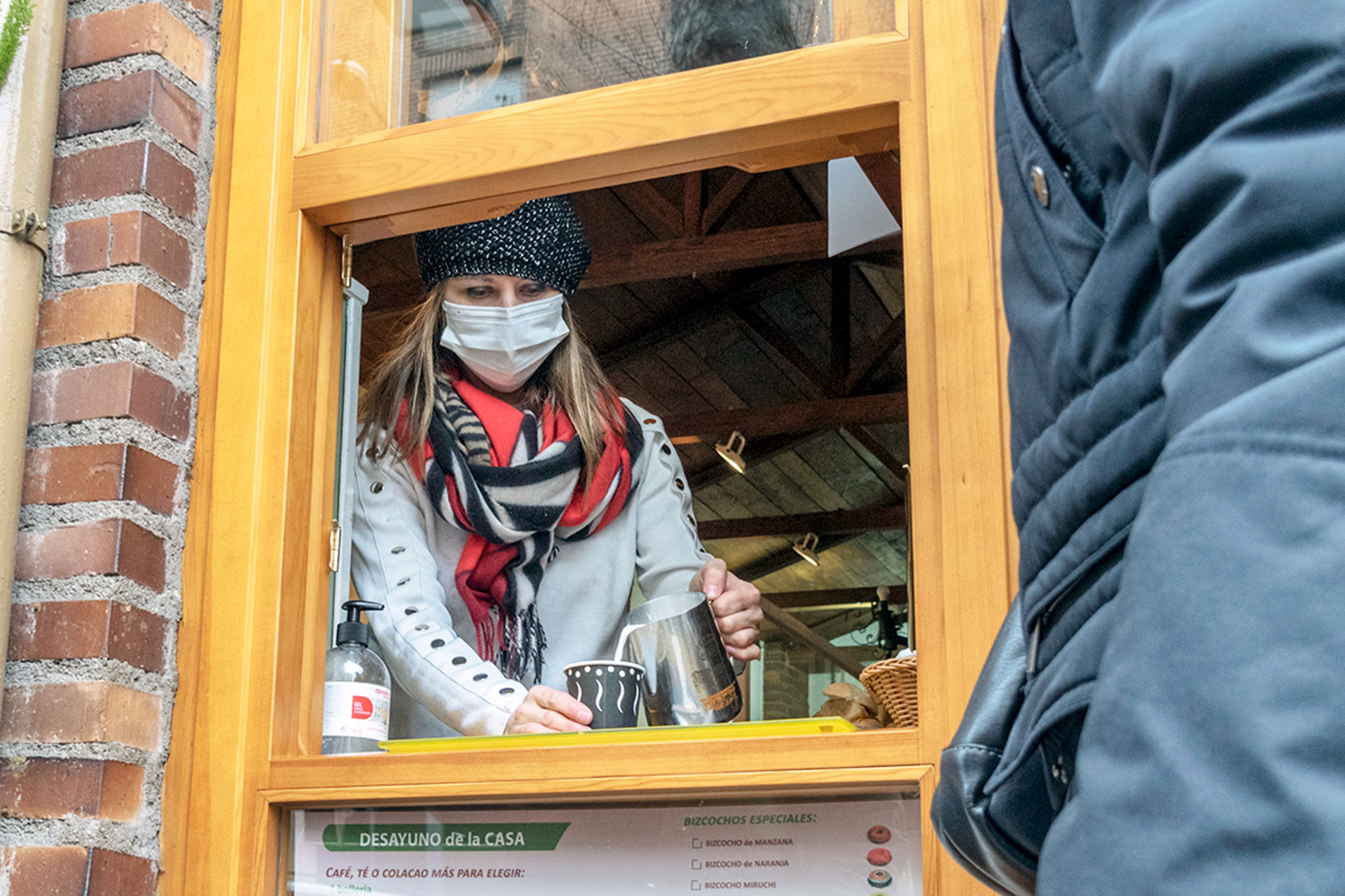 Agata Bialek sirve un café para llevar en La flor de América. / KAMARERO