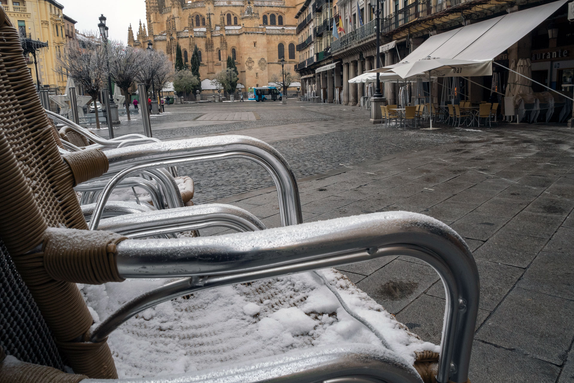La posibilidad de abrir las terrazas choca de frente con la ola de frío que Segovia padece desde hace días.