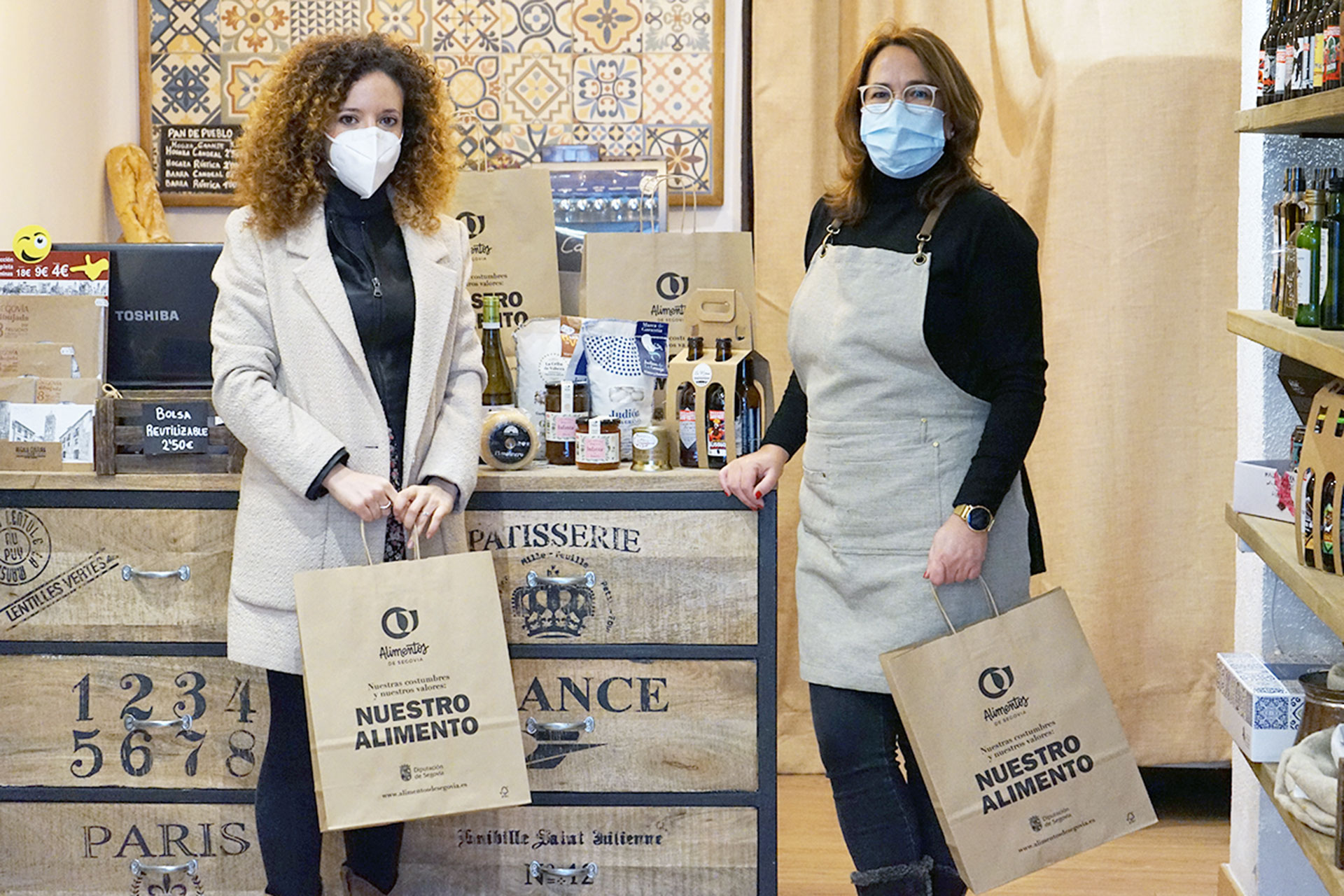 Noemí Otero reparte bolsas de papel entre productores y distribuidores de Alimentos de Segovia. / KAMARERO