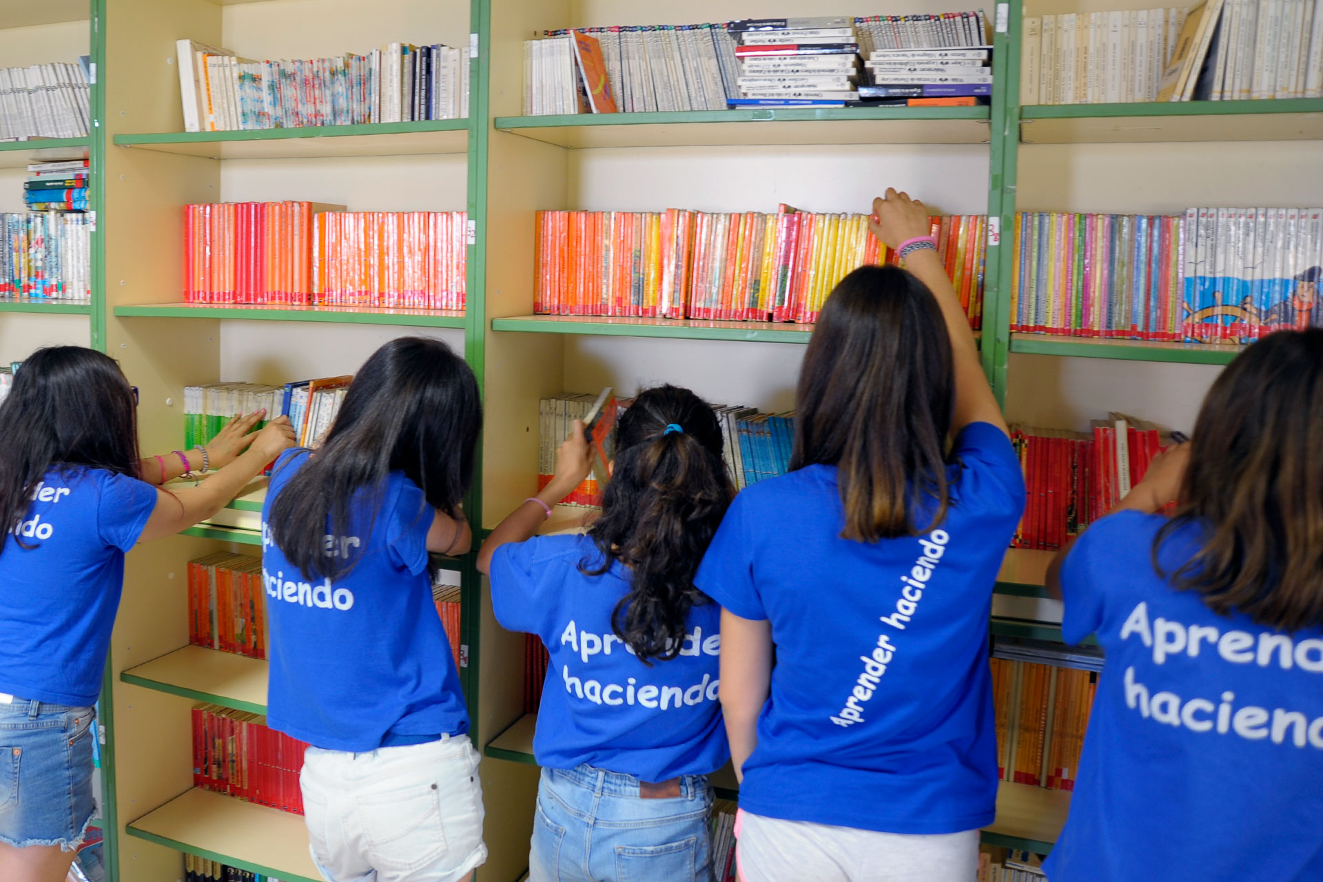 Los libros y las nuevas tecnologías conviven el colegio Martín Chico. / KAMARERO