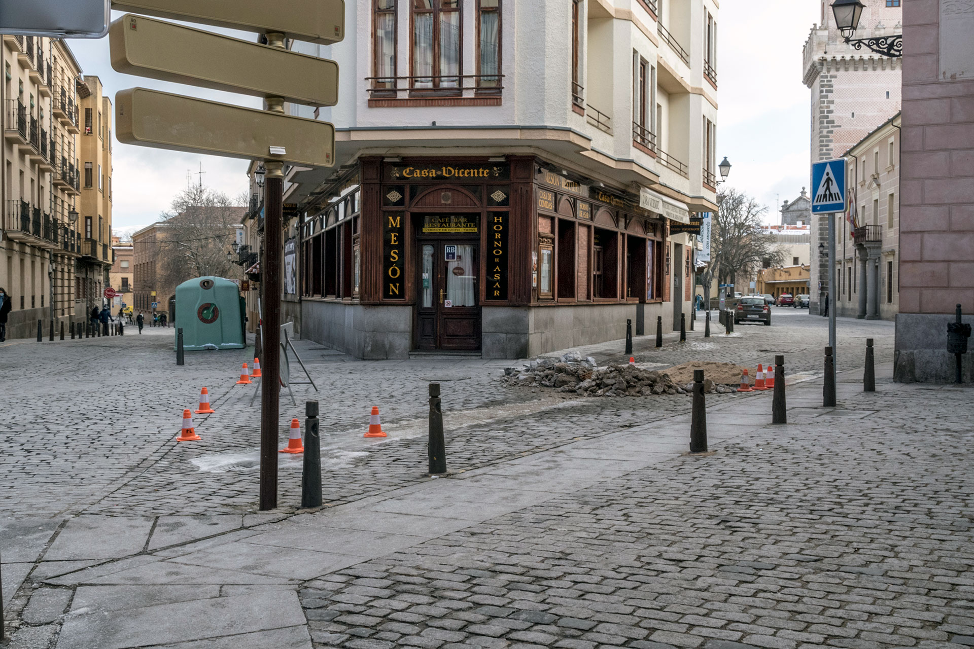 La reparación de una avería en la plaza de la Rubia obligó a cortar el acceso a la calle de Colón. / Kamarero