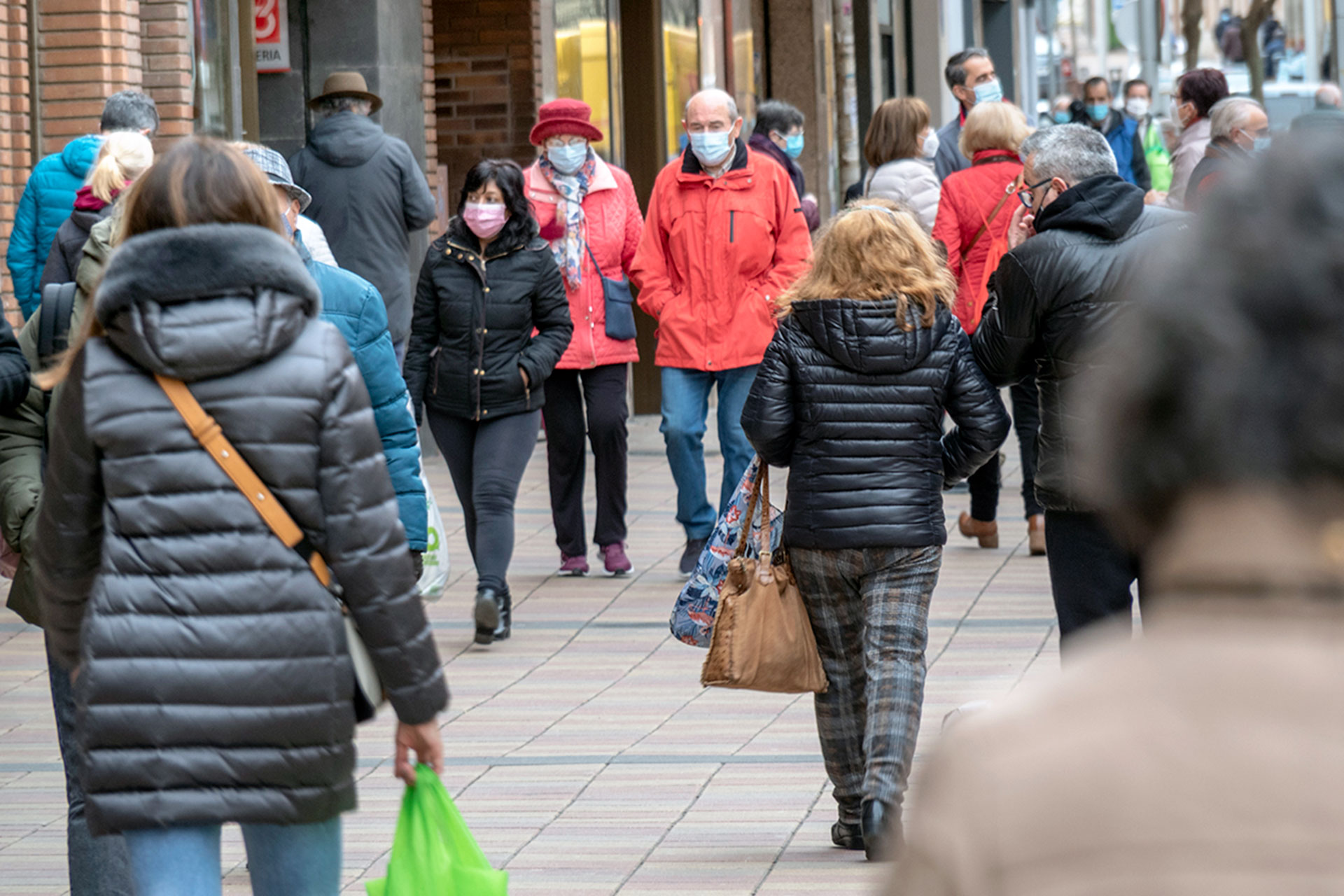 Gente caminando por una calle de Segovia. / KAMARERO