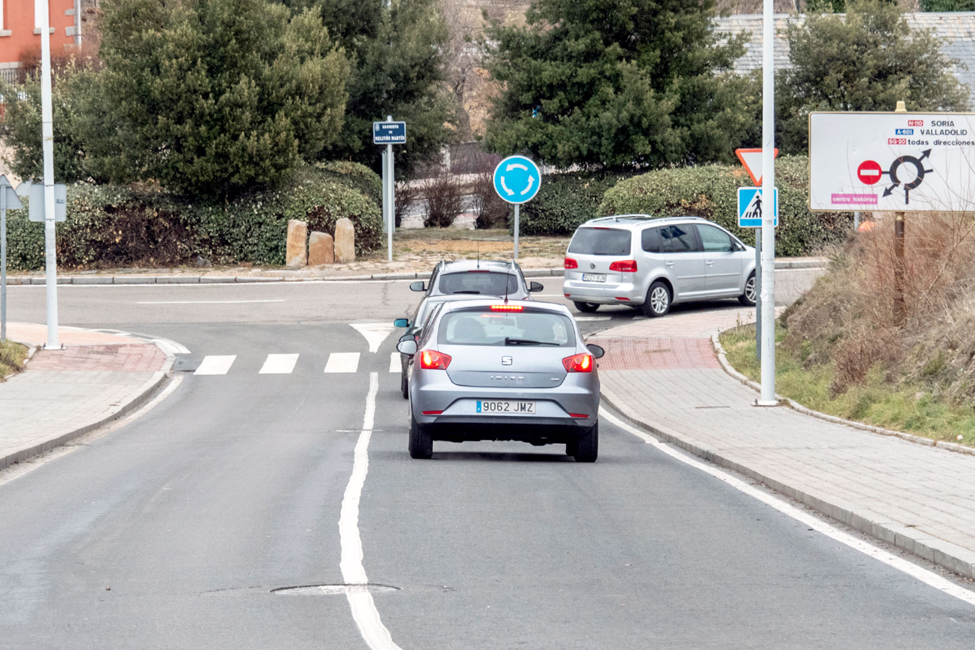 Calle de San Gabriel en su confluencia con la glorieta de Melitón Martín (Vía Roma), uno de los puntos donde está previsto ampliar el trazado de esta vía. / Kamarero