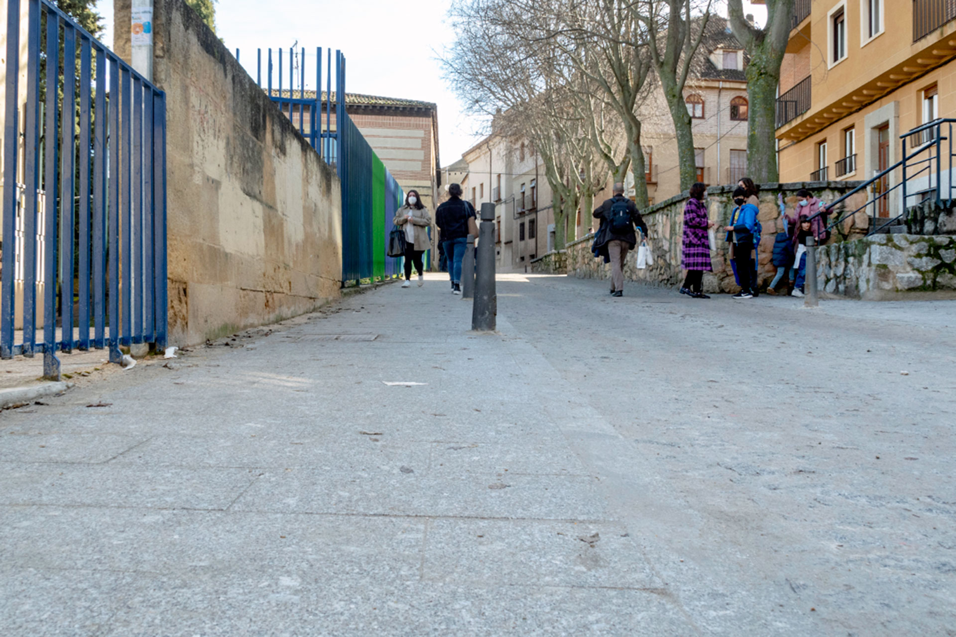 Calle del Taray, hoy jueves, en el tramo situado junto al Colegio Fray Juan de la Cruz. / Kamarero