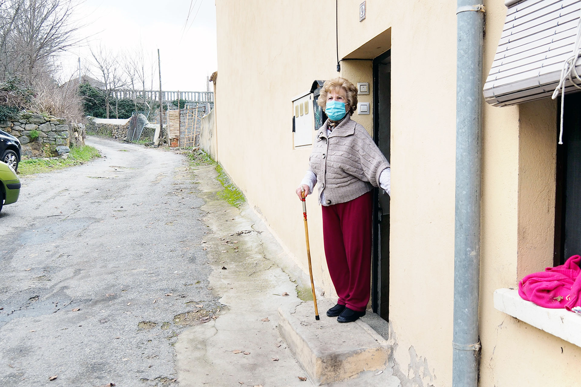 Ana Santaengracia, en la puerta de su casa. Rocío Pardos.