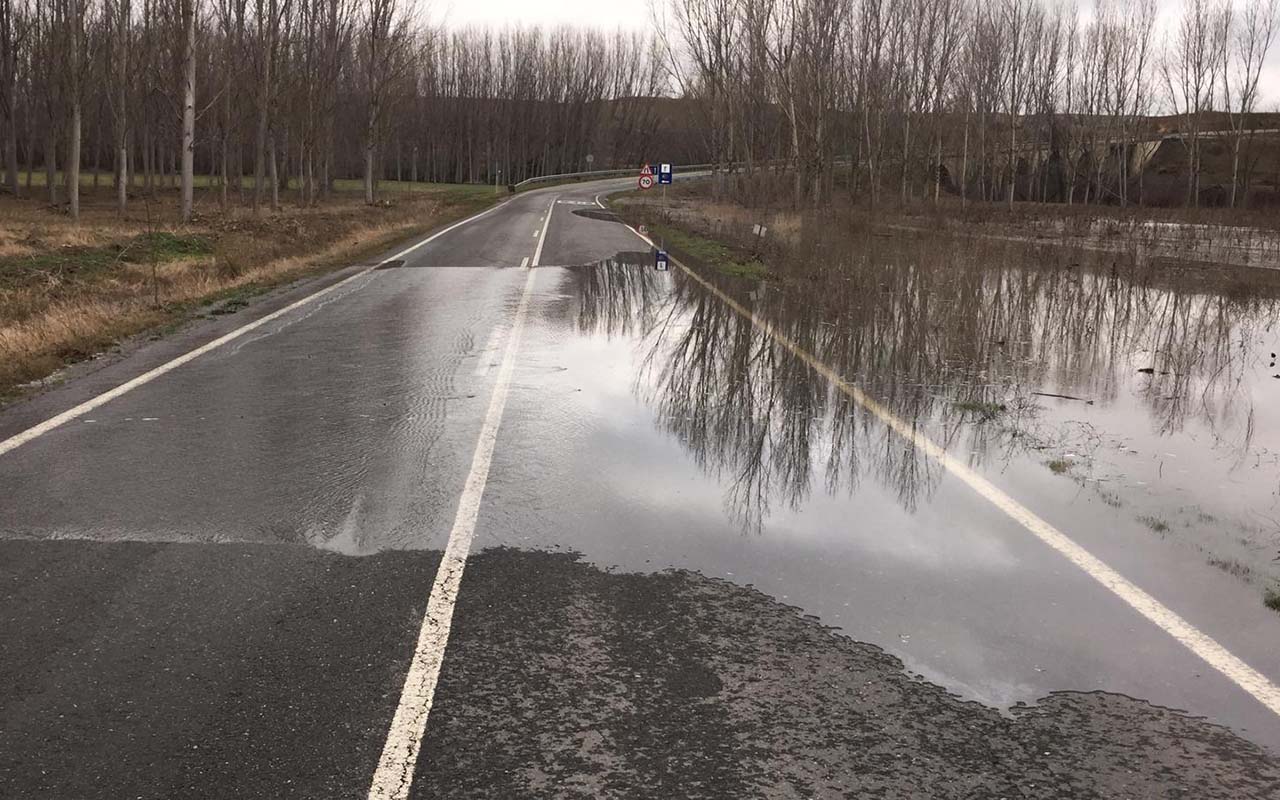 Corte en la carretera de entrada a Carbonero de Ahusín por inundaciones en la calzada. / DIPUTACIÓN