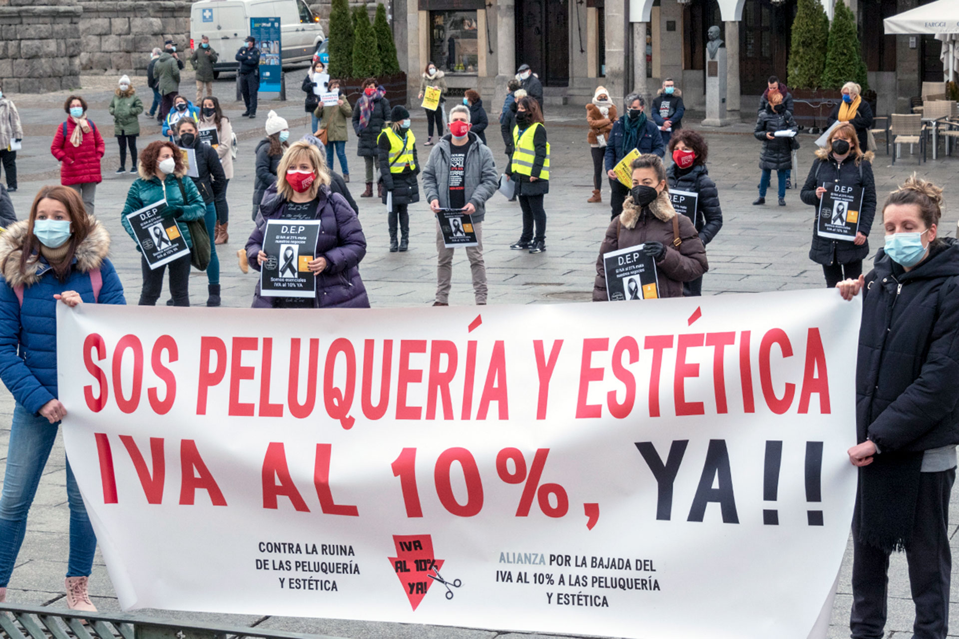 Un momento de la manifestación en  la mañana de ayer junto al Acueducto. / KAMARERO