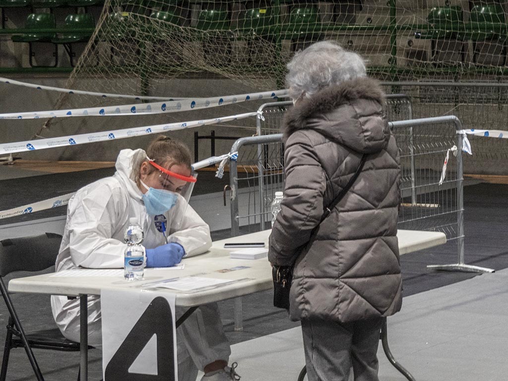 La provincia de Segovia registra 49 brotes en las últimas 24 horas 1 Cribado de la ciudad de Segovia en el pabellón Pedro Delgado. / KAMARERO