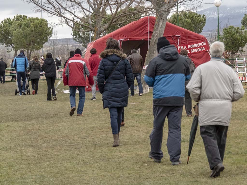 Cola de acceso al cribado masivo del pabellón Pedro Delgado de Segovia. / KAMARERO