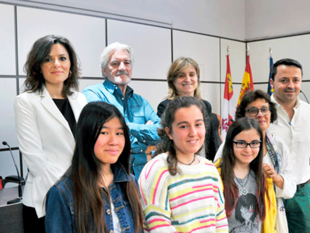 Los galardonados con los premios Emiliano Barral de cuentos posan junto con los representantes de las instituciones organizadoras de esta edición en junio de 2019. /KAMARERO