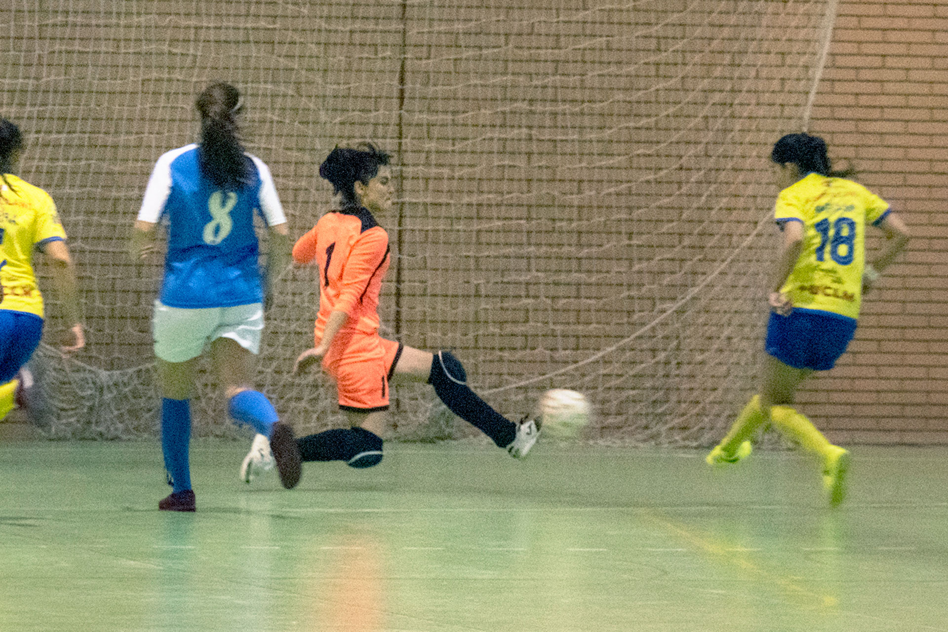 Lau despeja un remate de la jugadora del Salesianos Puertollano en una acción de la primera parte del choque. / KAMARERO