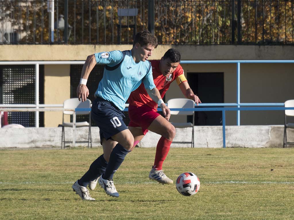 Dani Lázaro se va de un rival del Real Burgos. / KAMARERO