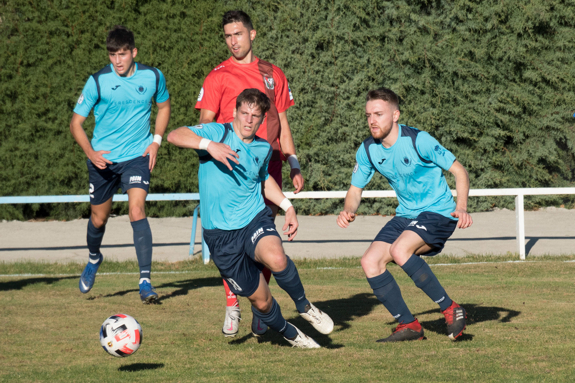 Dani Lázaro trata de llegar a un balón sin dueño./ KAMARERO