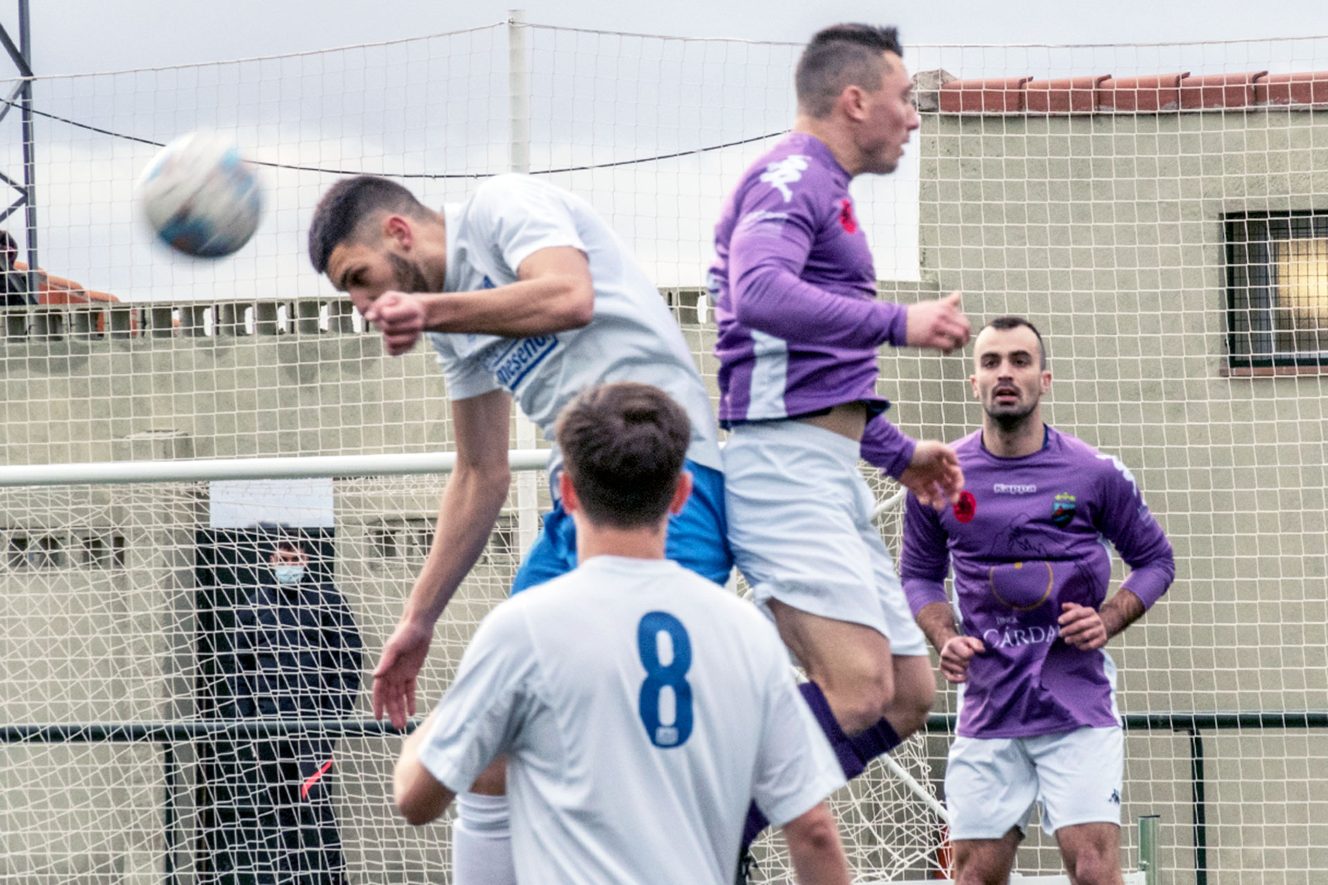 Un balón dividido durante el encuentro que Monteresma y Unami disputaron en La Mina./ KAMARERO