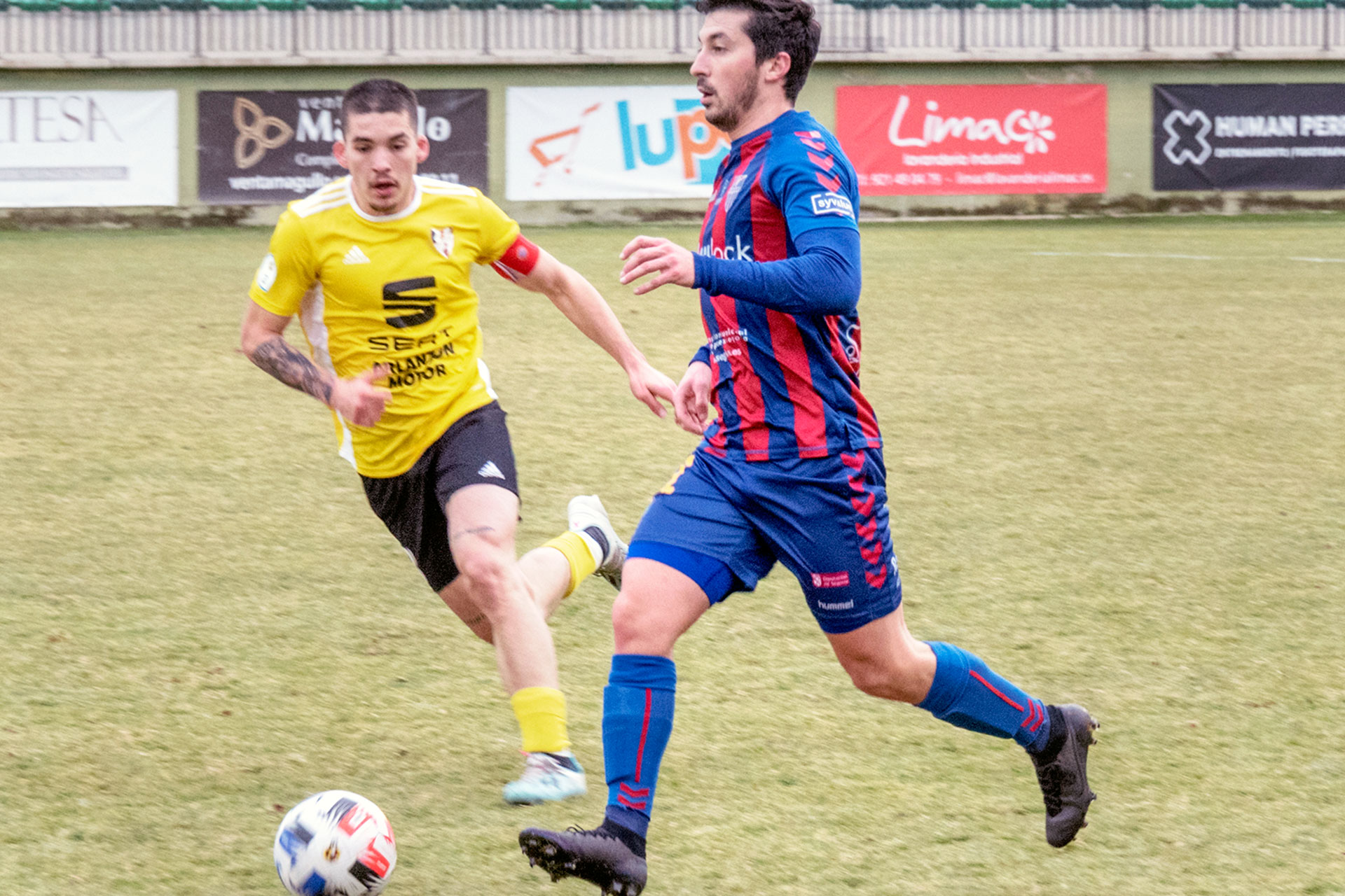 Viti conduce el balón en el encuentro del pasado domingo ante el Bupolsa en La Albuera. / KAMARERO