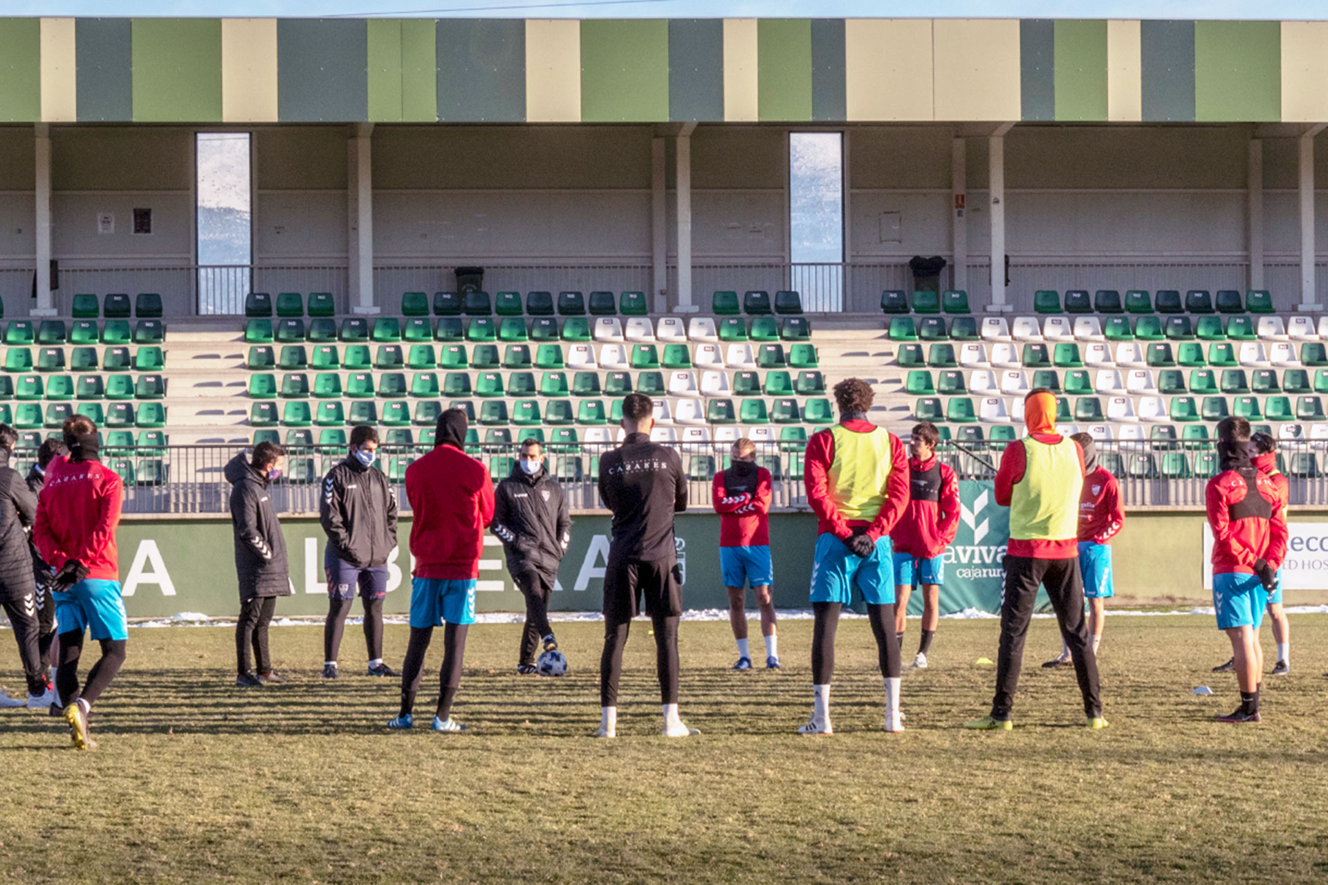 Manu se dirige a los jugadores en el inicio de un entrenamiento celebrado en La Albuera./ KAMARERO