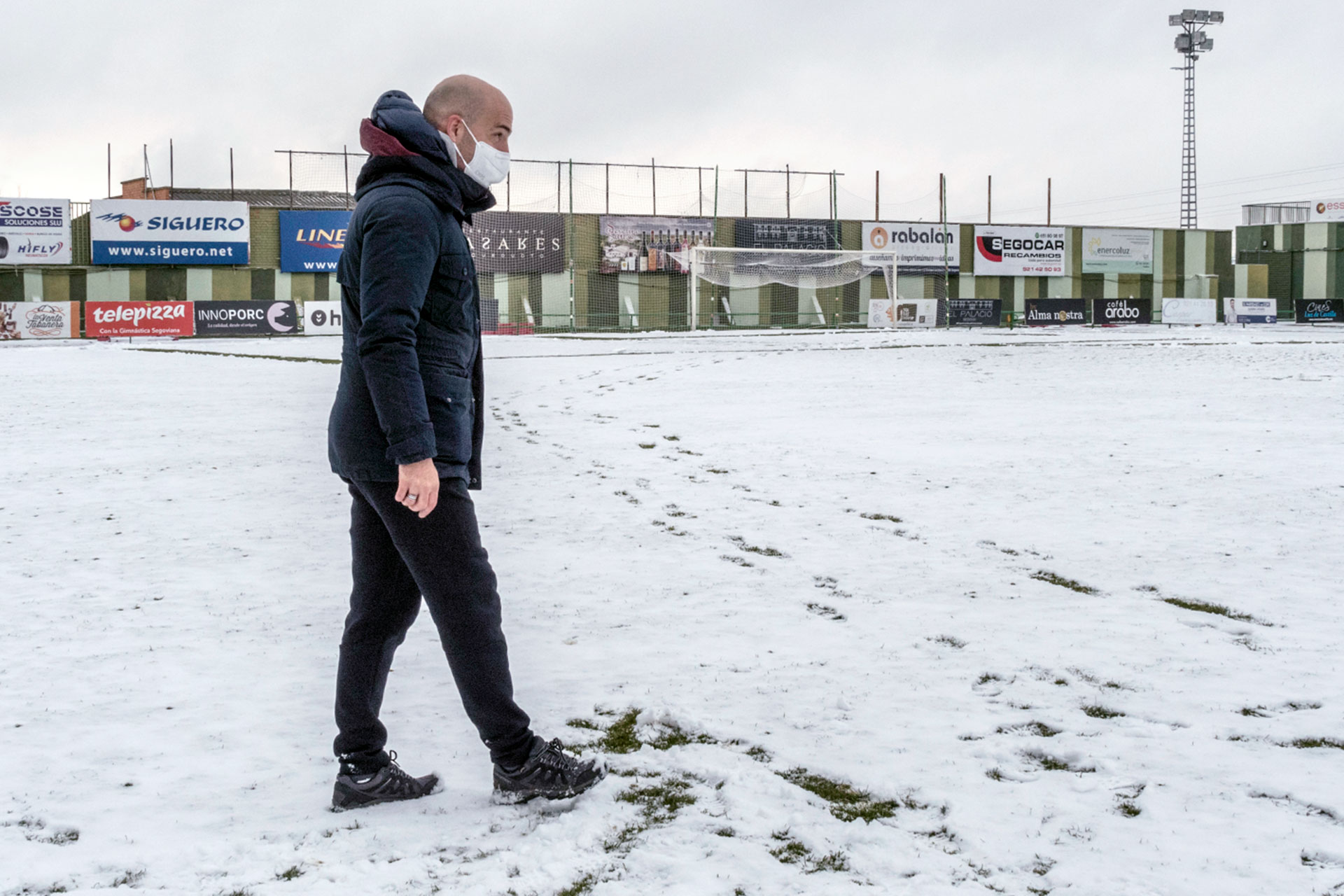 Ricardo de Andrés, entrenador del CD La Granja, inspecciona el campo en la mañana de este domingo. / KAMARERO