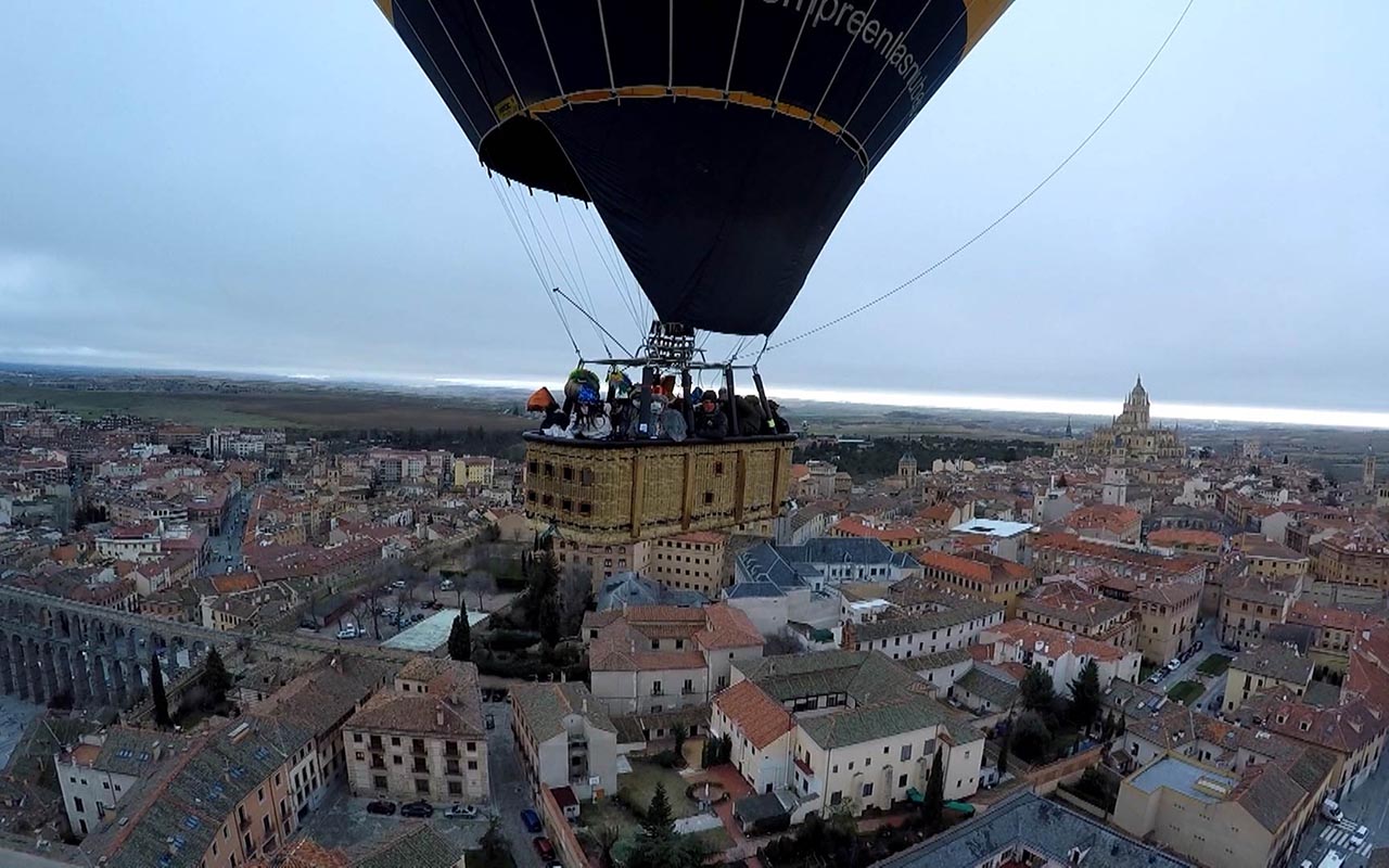 Los Magos de Oriente han llegado a Segovia en globo aerostático. / EL ADELANTADO