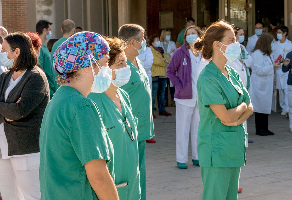 Colectivo de Enfermería durante una concentración frente al Hospital de Segovia. / KAMARERO