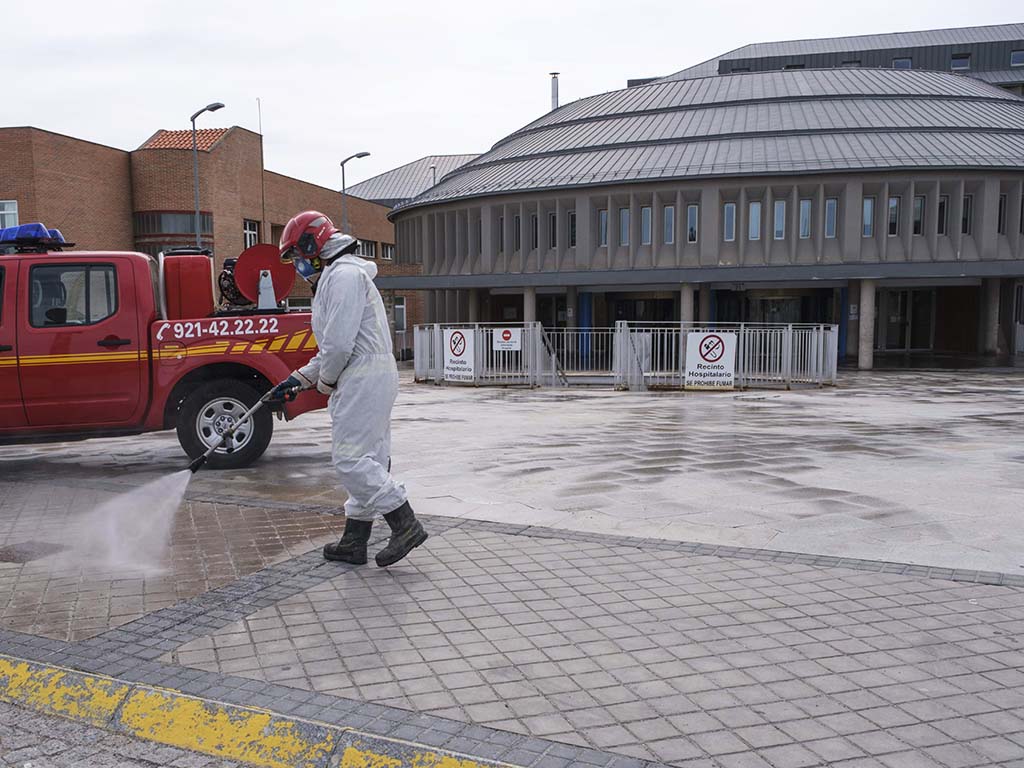 Desinfección de la entrada del Hospital General de Segovia. / KAMARERO