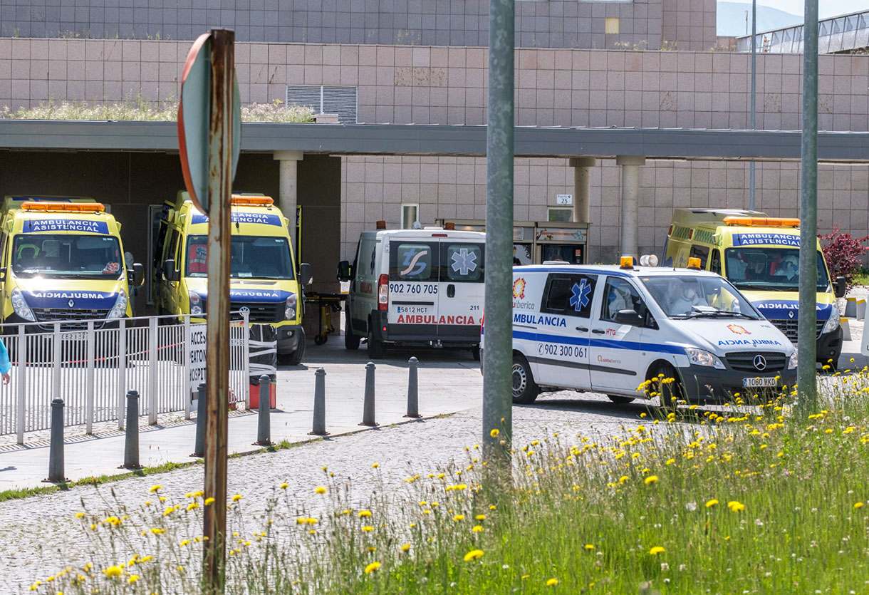 Varias ambulancias estacionadas en las inmediaciones del Hospital General de Segovia. / KAMARERO