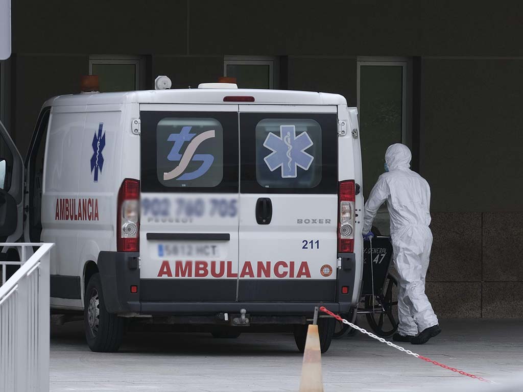 Un profesional sanitario a la entrada del Hospital General de Segovia. / KAMARERO