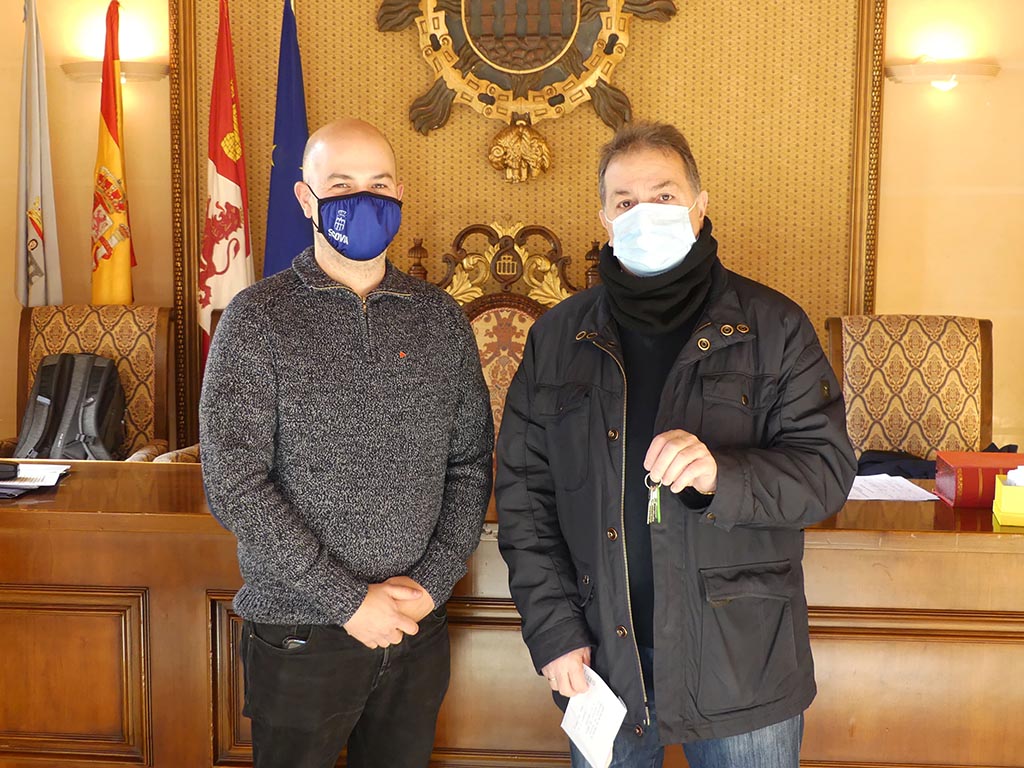 El Ayuntamiento de Segovia hace entrega de las llaves de los huertos a los nuevos titulares. / EL ADELANTADO