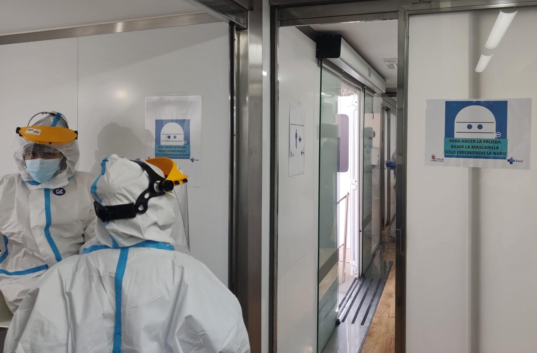 El cribado en Sacramenia revela 6 positivos de 447 pruebas realizadas 2 Interior del laboratorio movil instalado en Sacramenia