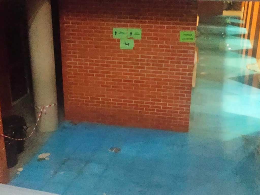 Inundación en el polideportivo de El Espinar. / E.R.