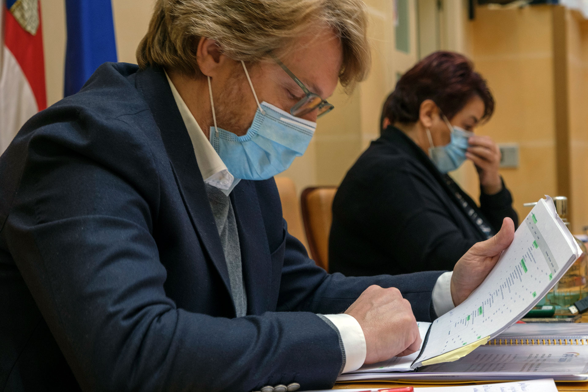 Jesús García Zamora, junto a la alcaldesa, en un pleno. / Kamarero