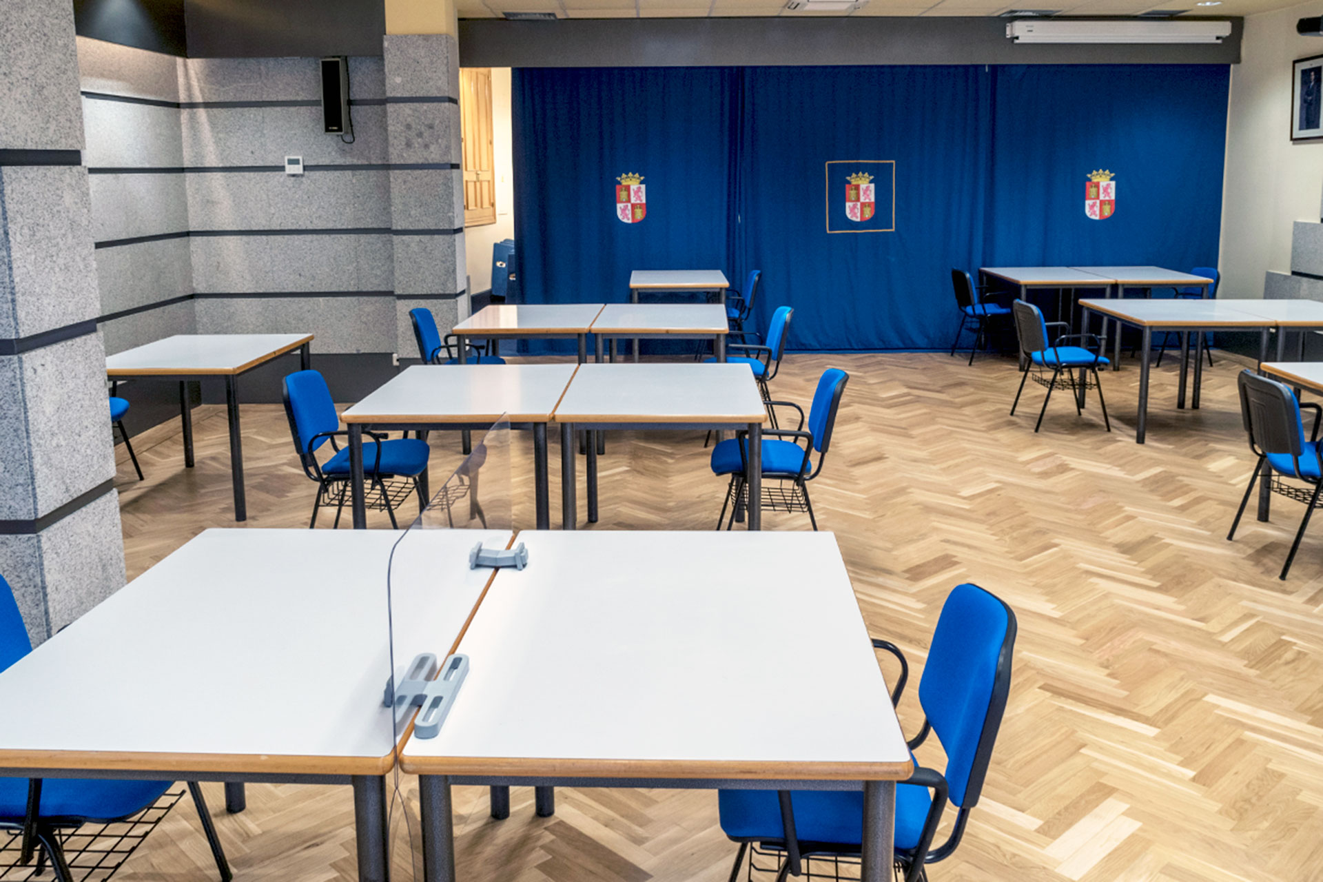 El salón de actos de la Delegación Territorial se prepara para acoger la central de atención telefónica. / KAMARERO