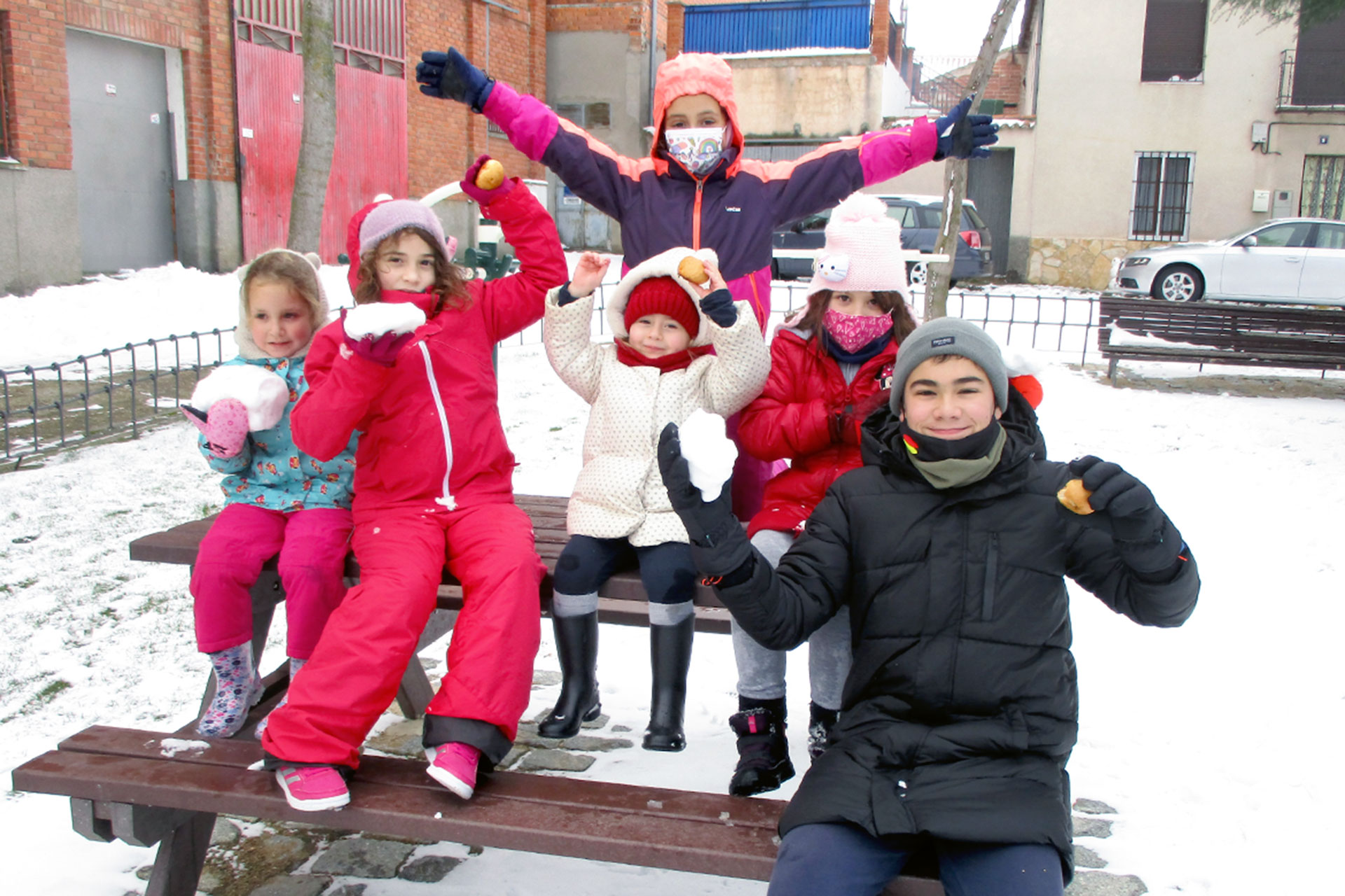 Los niños disfrutan de la nieve en Cantimpalos. / L.M.