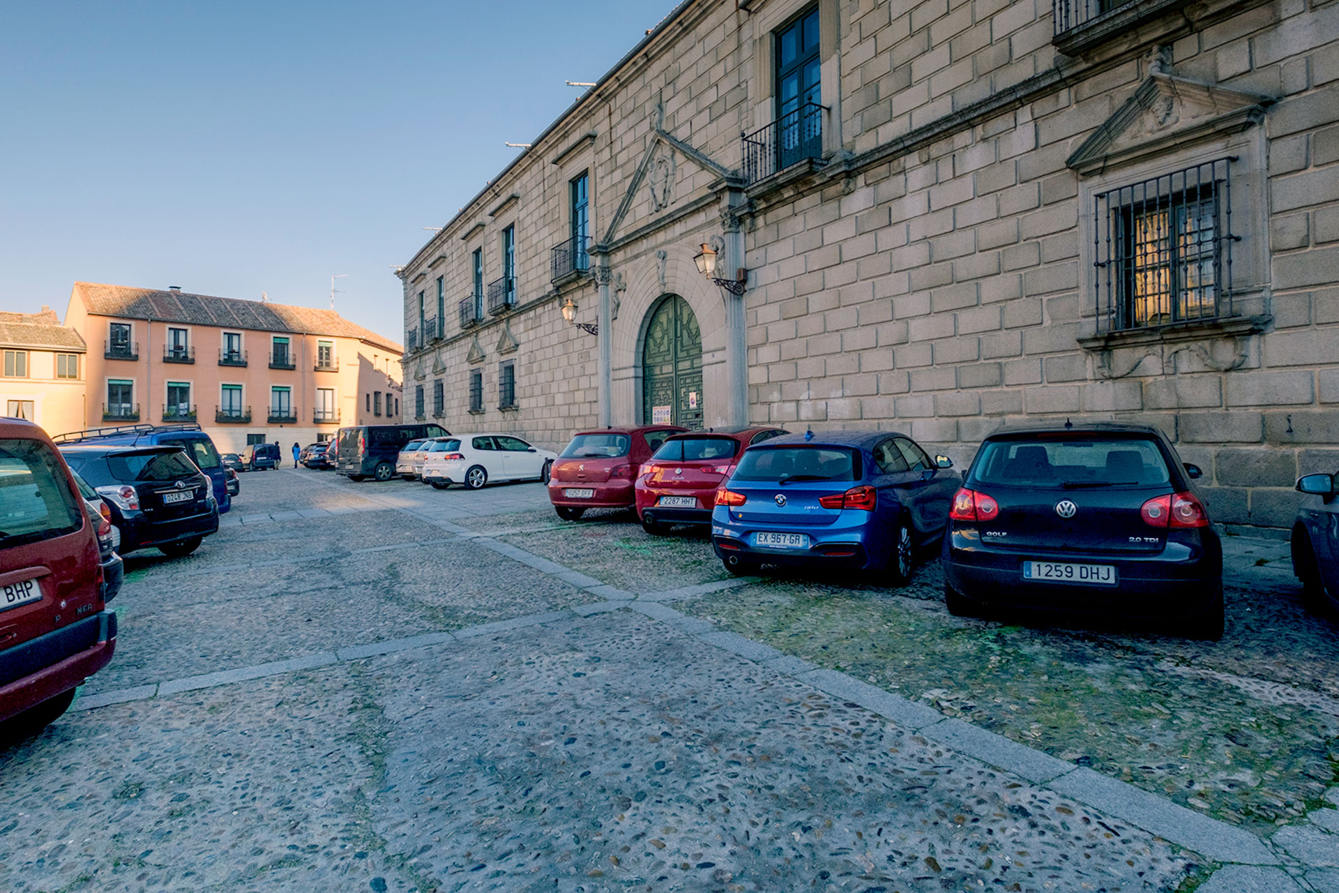 Vista de varios vehículos estacionados en la plaza de San Esteban. / KAMARERO
