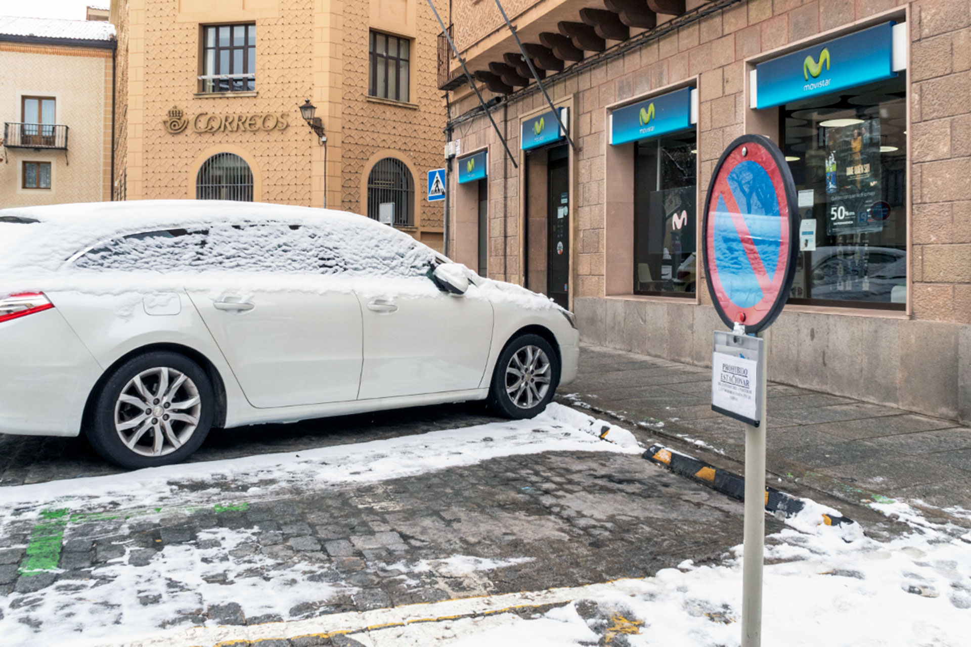 Señal de prohibido estacionar en esta zona de la plaza de San Facundo. / Kamarero