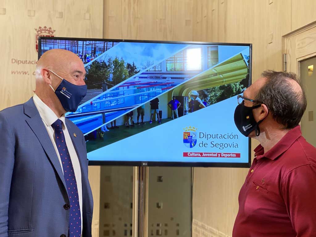 El diputado Óscar Moral y Chema del Prisco, en la presentación del programa deportivo. / EL ADELANTADO