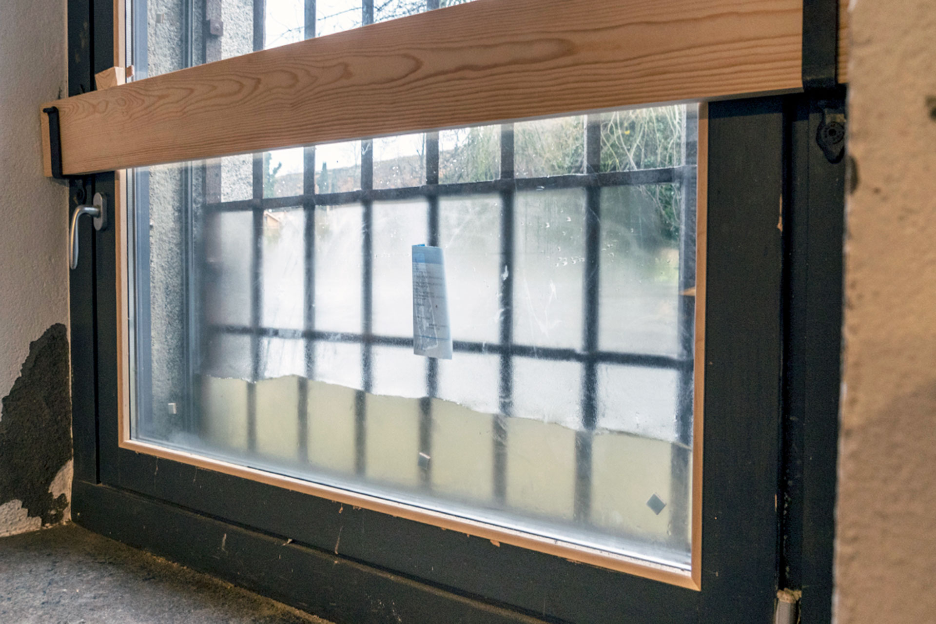 El nivel del agua volvió a subir ayer en el tramo del río a la altura de la Casa de la Moneda. / Kamarero