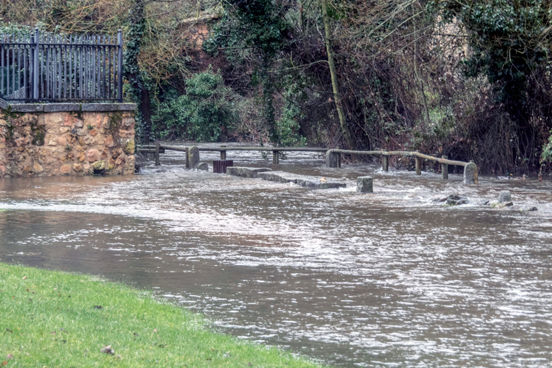 El caudal del Eresma se desbordó a su paso por la zona de la Casa de la Moneda, anegando el camino. / Kamarero