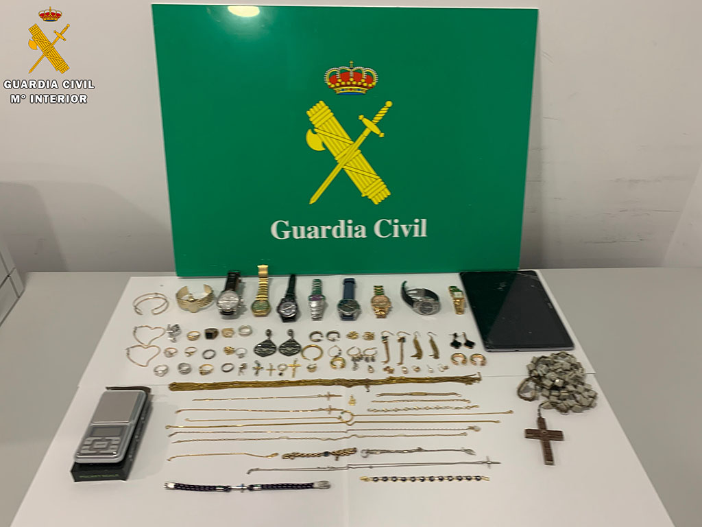 Algunos de los artículos sustraídos por los detenidos del interior de las viviendas. / EL ADELANTADO