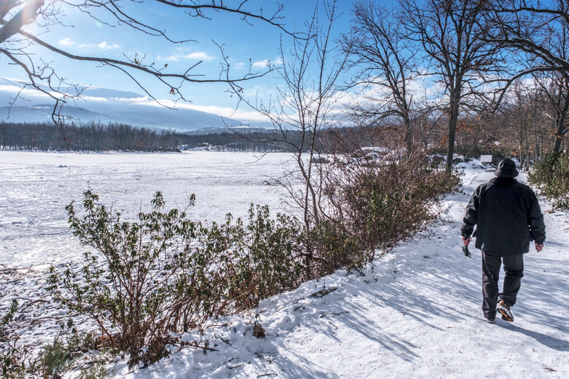 Un hombre pasea junto al Pontón Alto, congelado tras el paso de ‘Filomena’. / KAMARERO