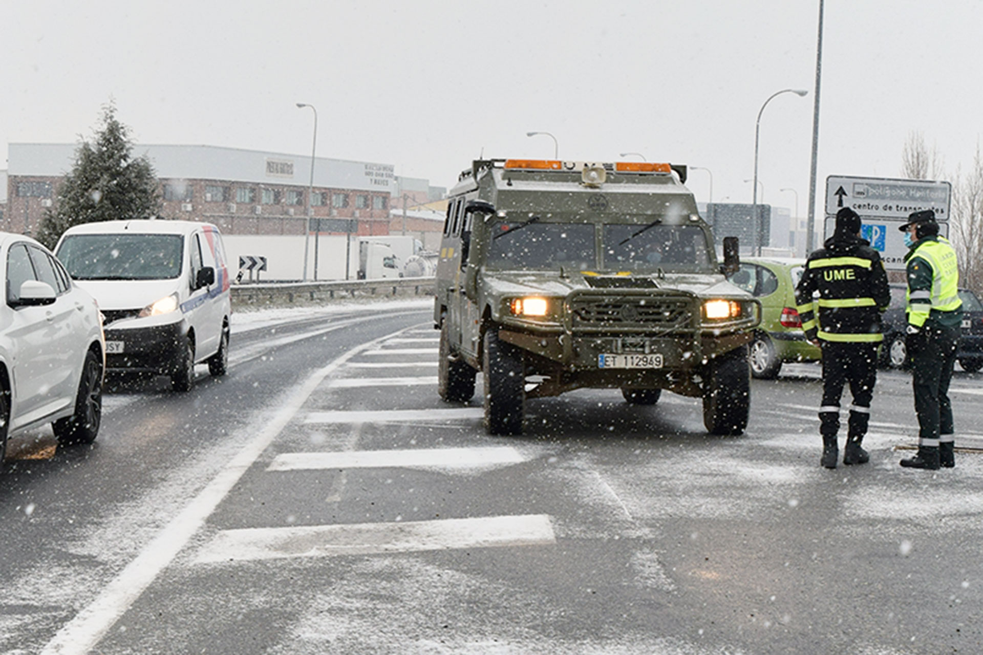 Un militar de la UME habla con un agente de la Guardia Civil. / ROCÍO PARDOS