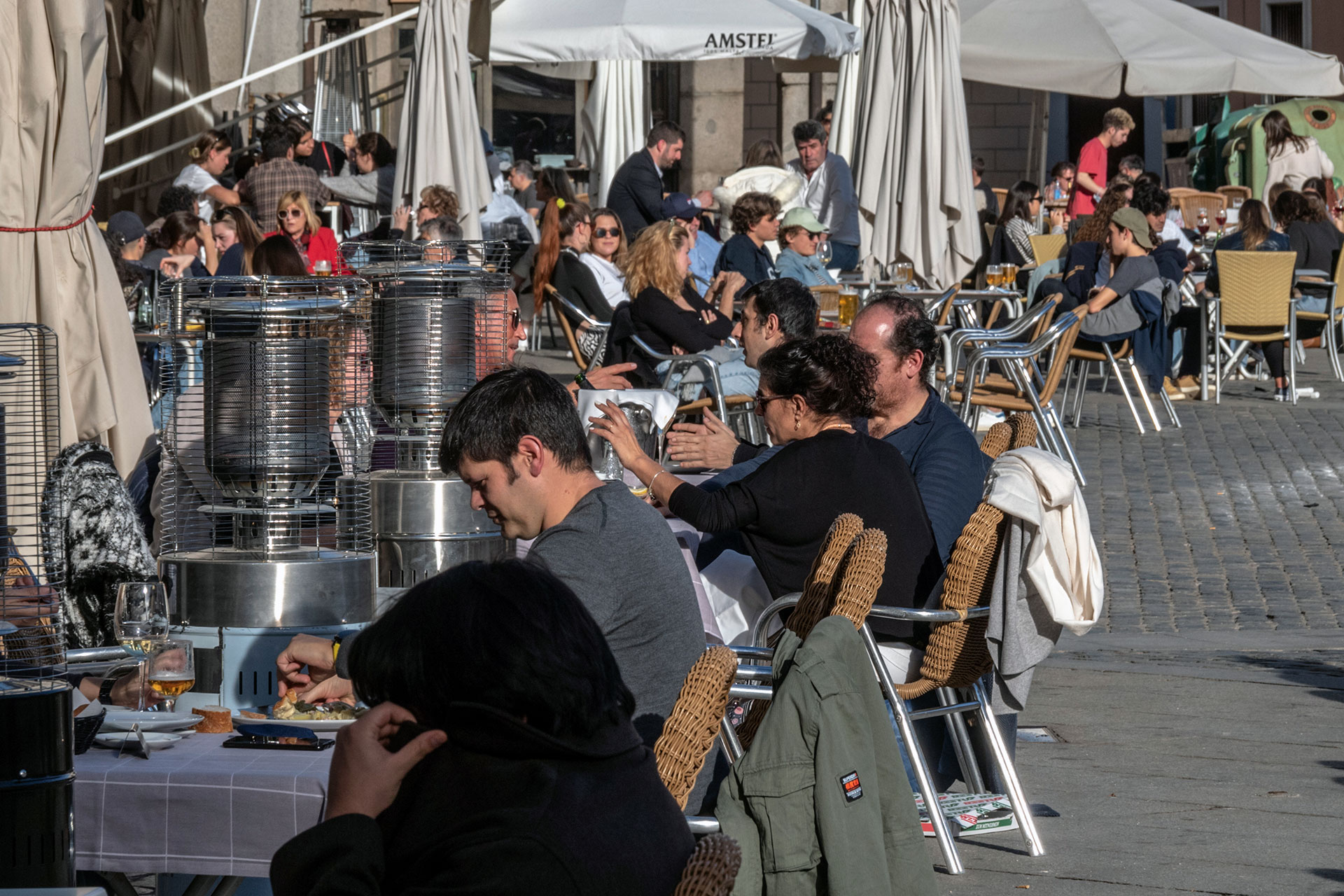 Terrazas llenas en el centro de Segovia con el aumento de las temperaturas. / KAMARERO