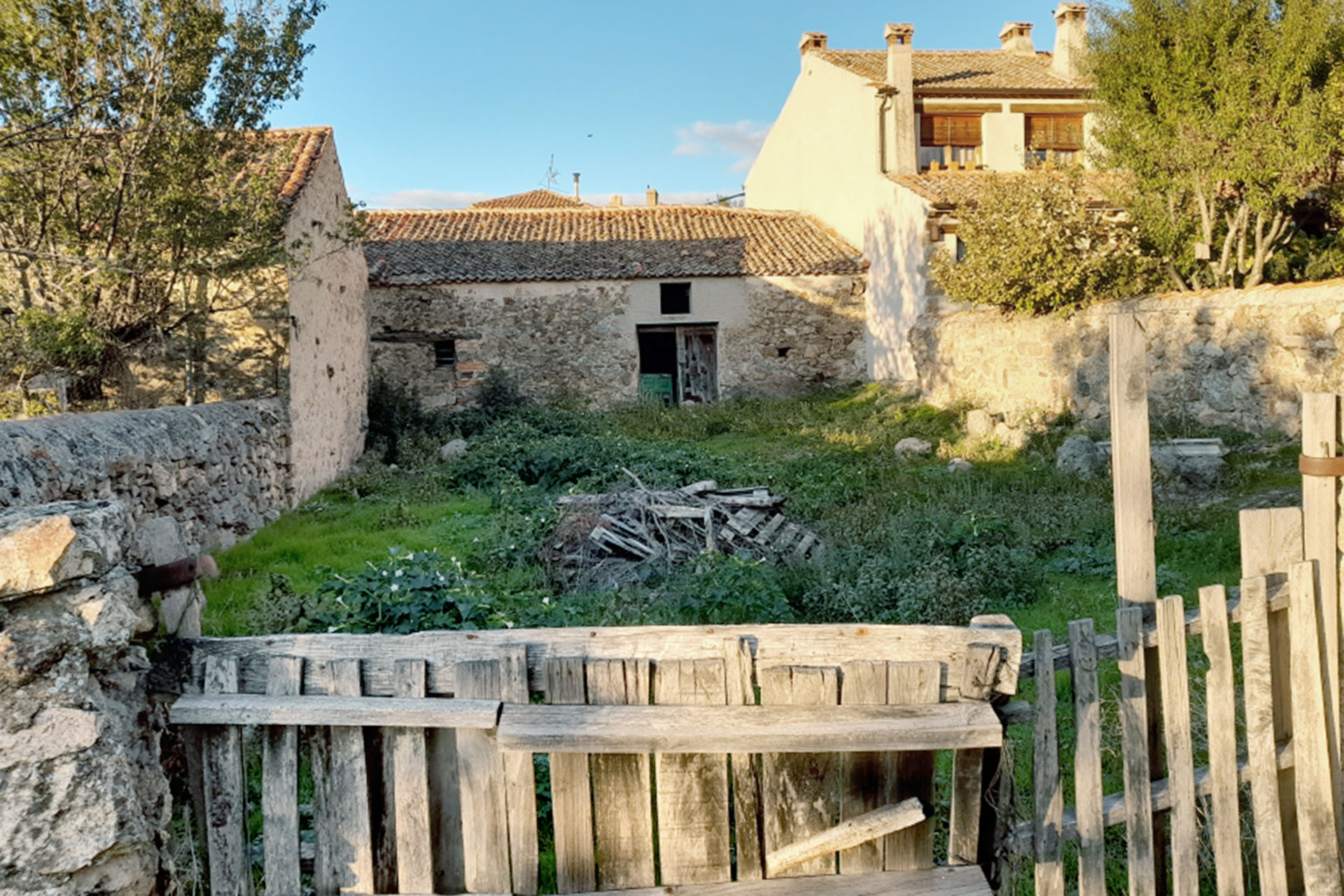 El solar adquirido tiene una superficie de 145 metros de pajar y 400 metros de corral./E.A.