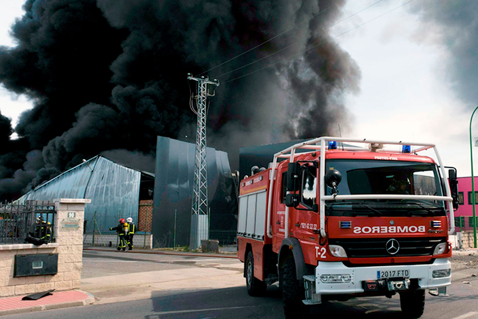 Bomberos de Segovia en un siniestro ocurrido en el polígono de Valverde. / Kamarero